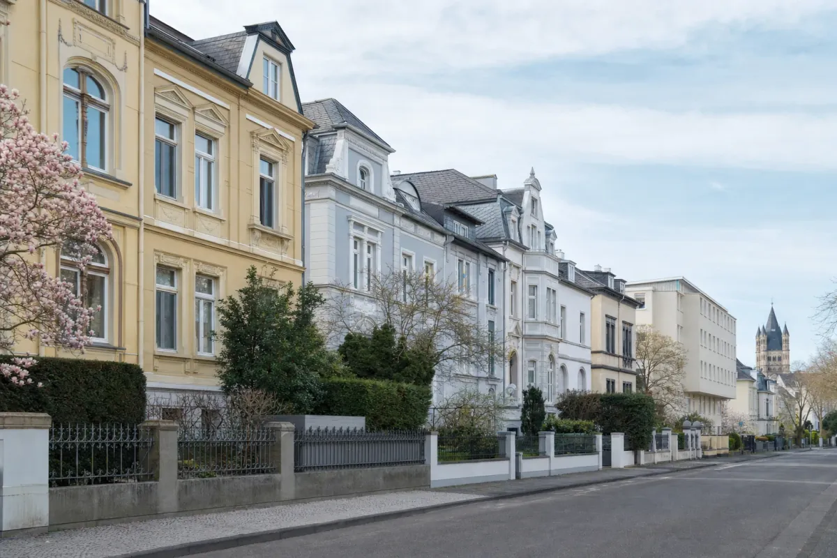 Wohnstraße in Bonn: die für die Stadt typische Bebauung, im Hintergrund über den Dächern ein Wahrzeichen der Stadt.