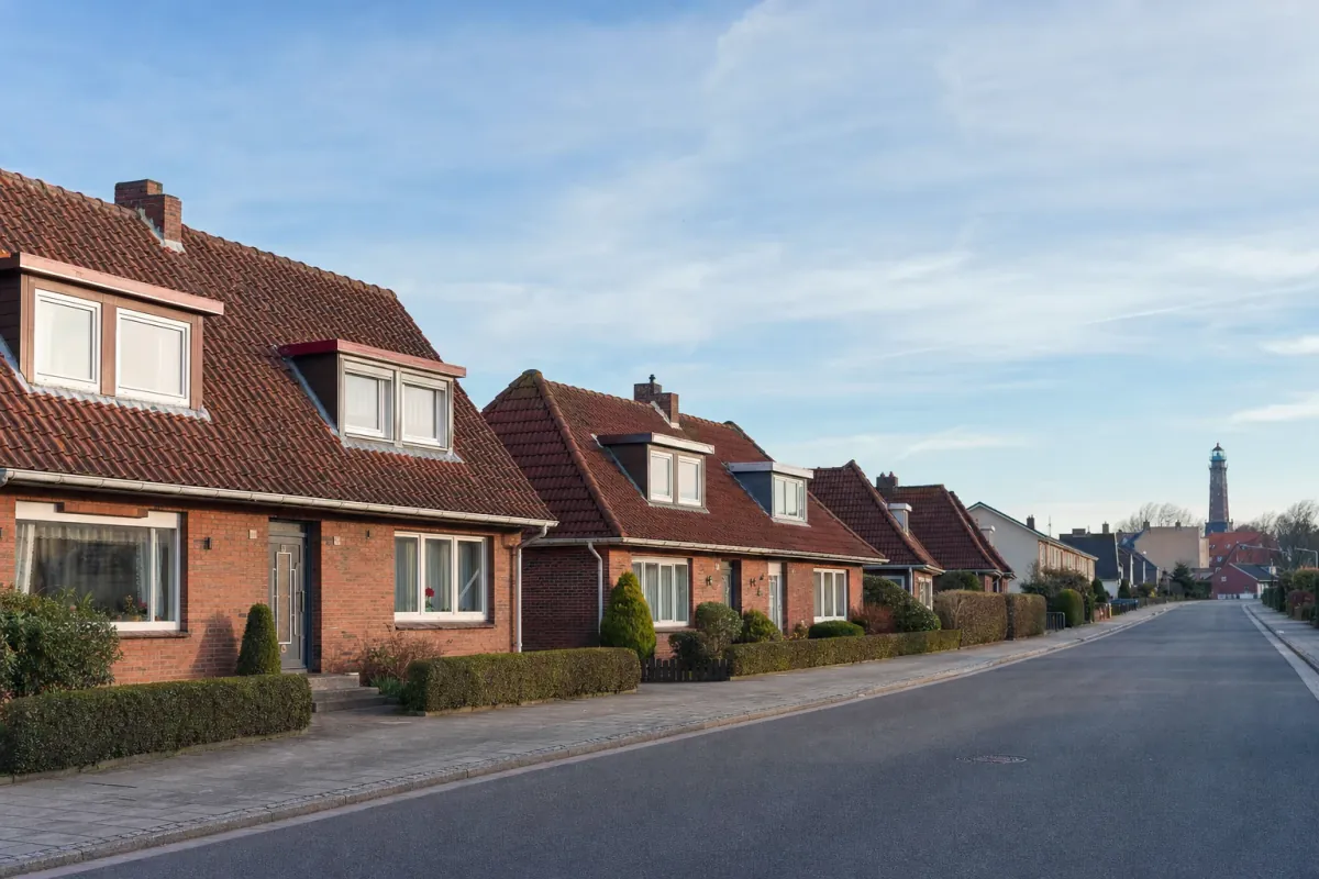 Wohnstraße in Bremerhaven: die für die Stadt typische Bebauung, im Hintergrund über den Dächern ein Wahrzeichen der Stadt.