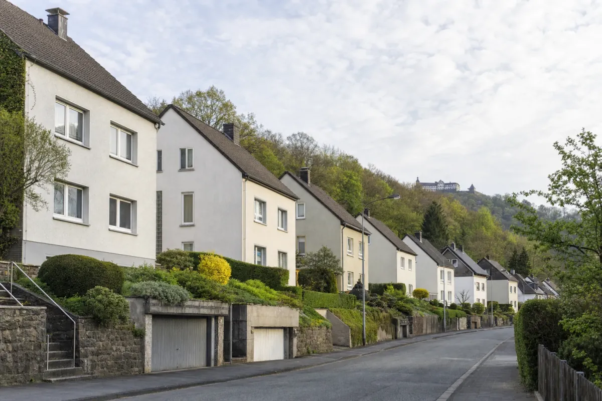 Wohnstraße in Hagen: die für die Stadt typische Bebauung, im Hintergrund über den Dächern ein Wahrzeichen der Stadt.