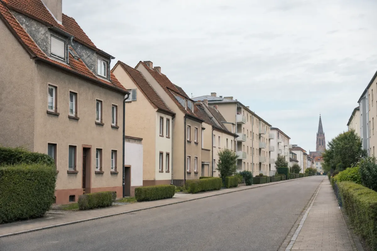 Wohnstraße in Ludwigshafen am Rhein: die für die Stadt typische Bebauung, im Hintergrund über den Dächern ein Wahrzeichen der Stadt.