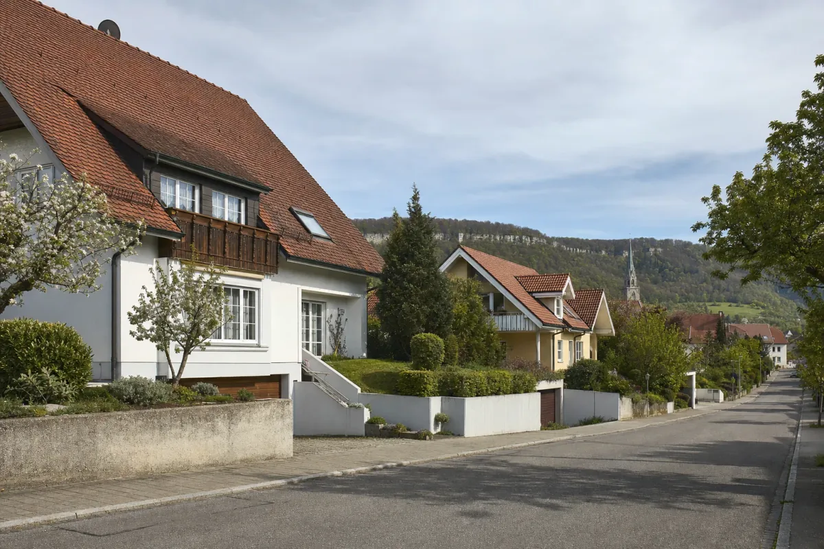 Wohnstraße in Reutlingen: die für die Stadt typische Bebauung, im Hintergrund über den Dächern ein Wahrzeichen der Stadt.